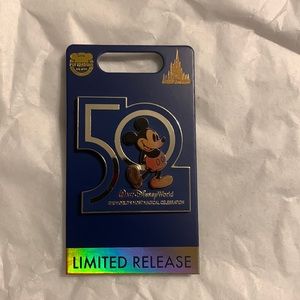 Walt Disney World limited release 50 pin with Mickey Mouse BNWT